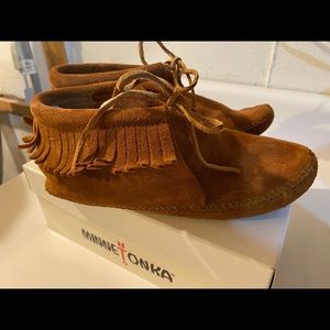 Kids Minnetonka fringe soft sole bootie
